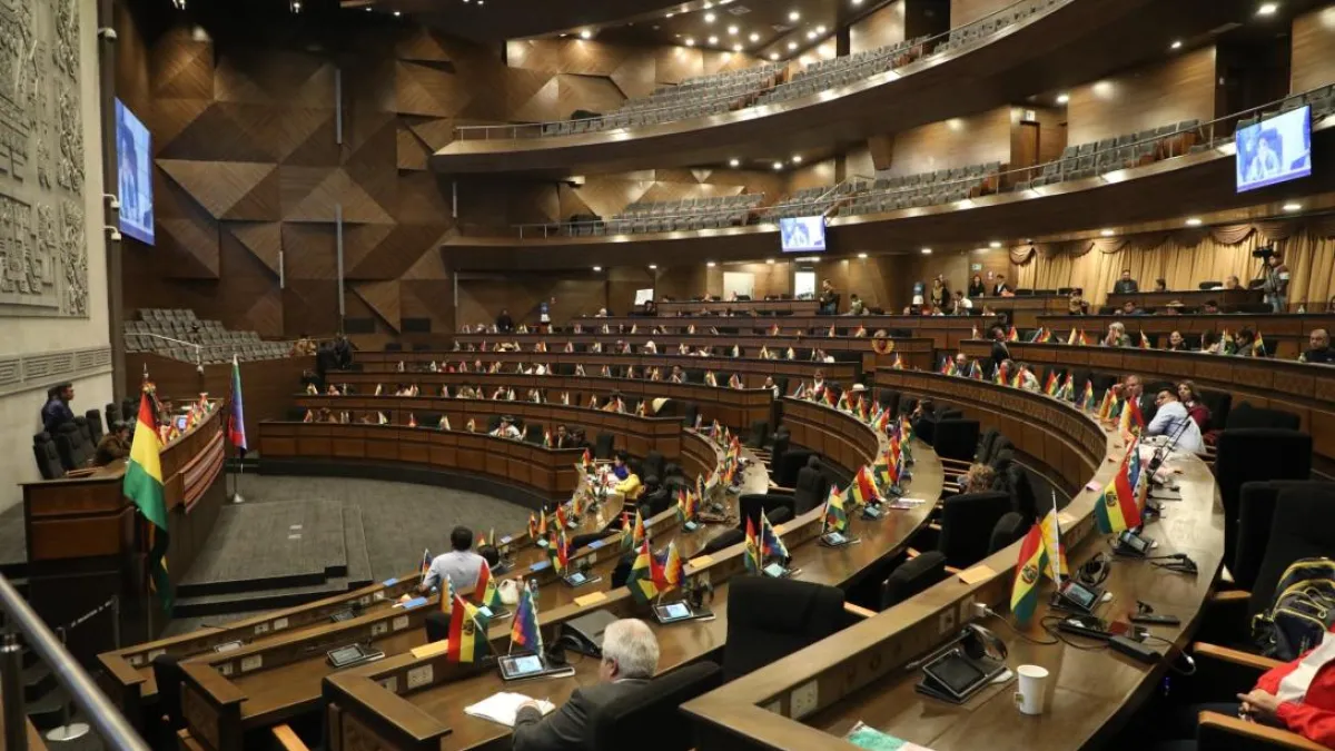 Senado aprueba proyecto de ley propuesto por cívicos, que autoriza compra directa de combustible