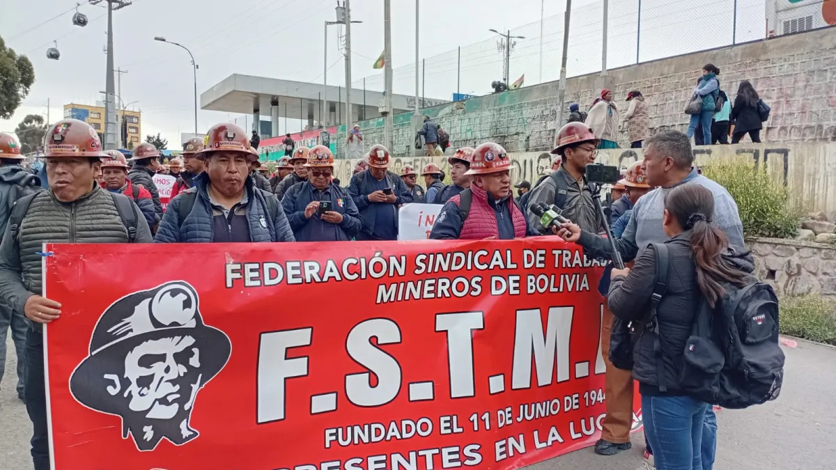 Mineros asalariados instruyen masificar las movilizaciones en La Paz contra el decreto 5503