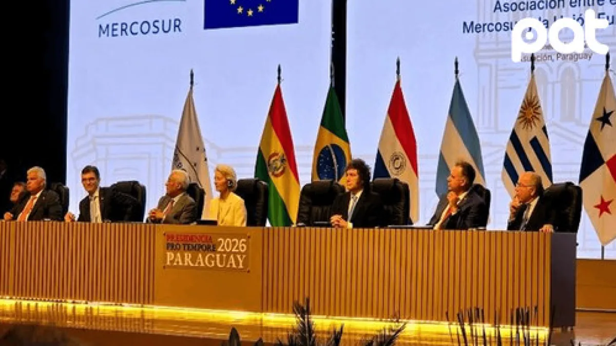 Paz arriba a Panamá para foro económico y celebra al ver juntas las banderas de ese país y de Bolivia